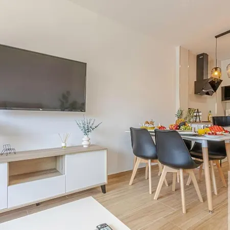 Wonderful Benalbeach Recently Refurbished Apartment Benalmádena
