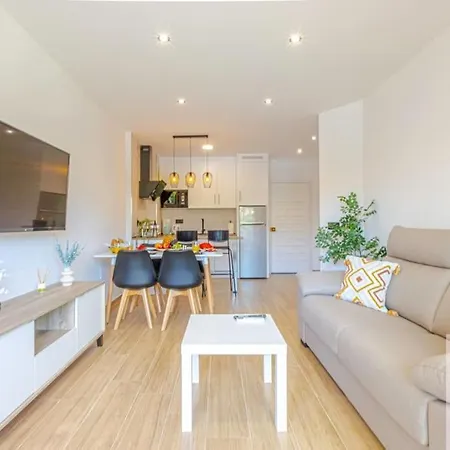 Wonderful Benalbeach Recently Refurbished Apartment Benalmádena